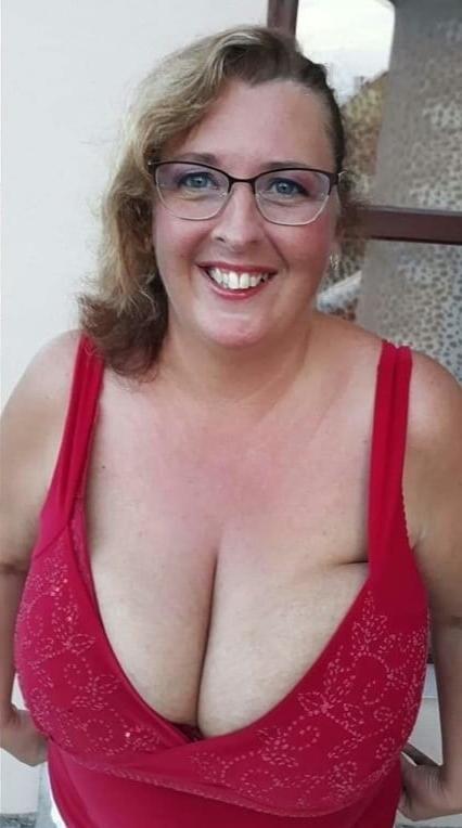 20P Mature ladies braless cleavage pokies 153