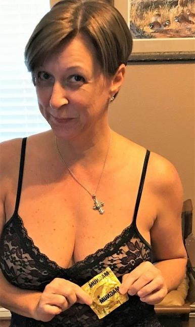 20P Mature ladies braless cleavage pokies 152