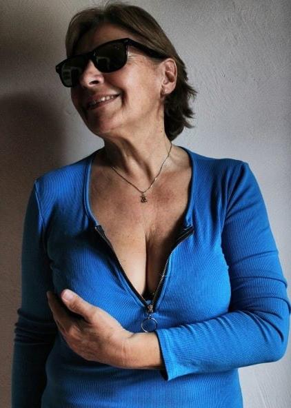 20P Mature ladies braless cleavage pokies 152