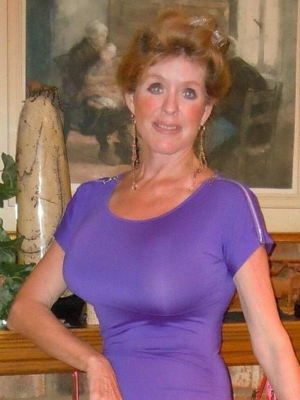 20P Mature ladies braless cleavage pokies 152