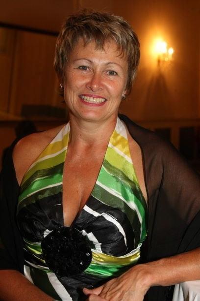 20P Mature ladies braless cleavage pokies 152