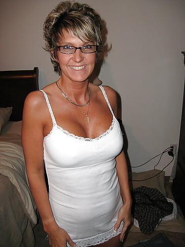20P Mature ladies braless cleavage pokies 152