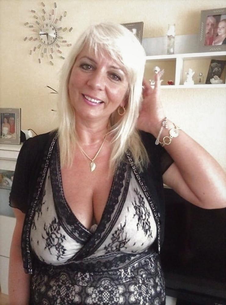 20P Mature ladies braless cleavage pokies 152