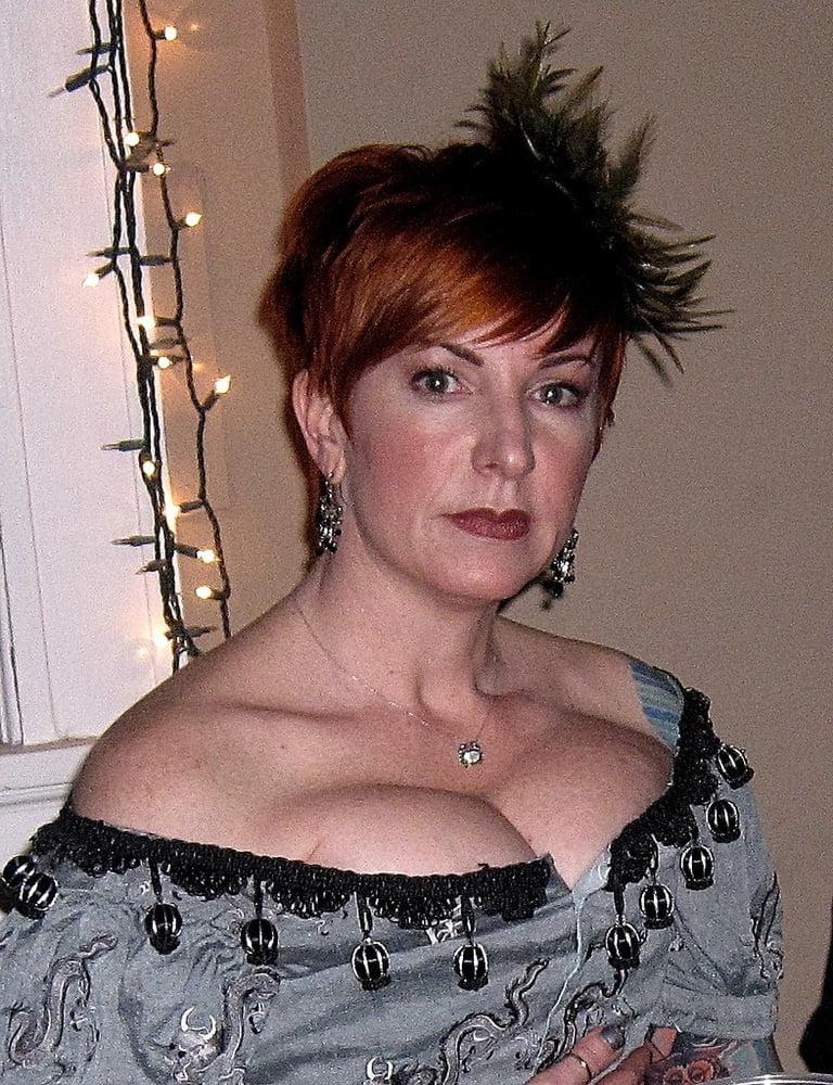 20P Mature ladies braless cleavage pokies 152