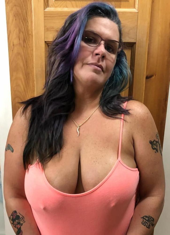 20P Mature ladies braless cleavage pokies 152