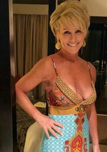 20P Mature ladies braless cleavage pokies 152