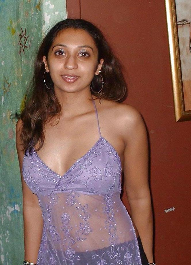 25P Indian ladies showing cleavage