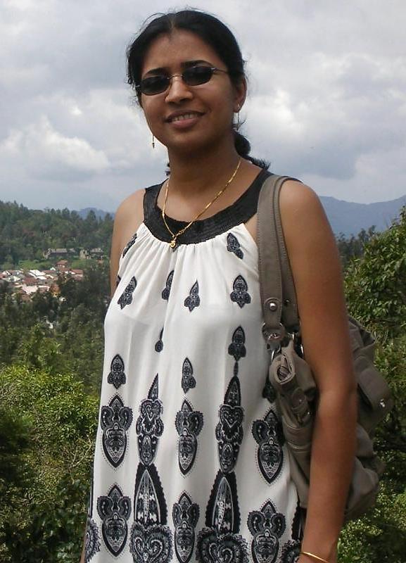 25P Indian ladies showing cleavage