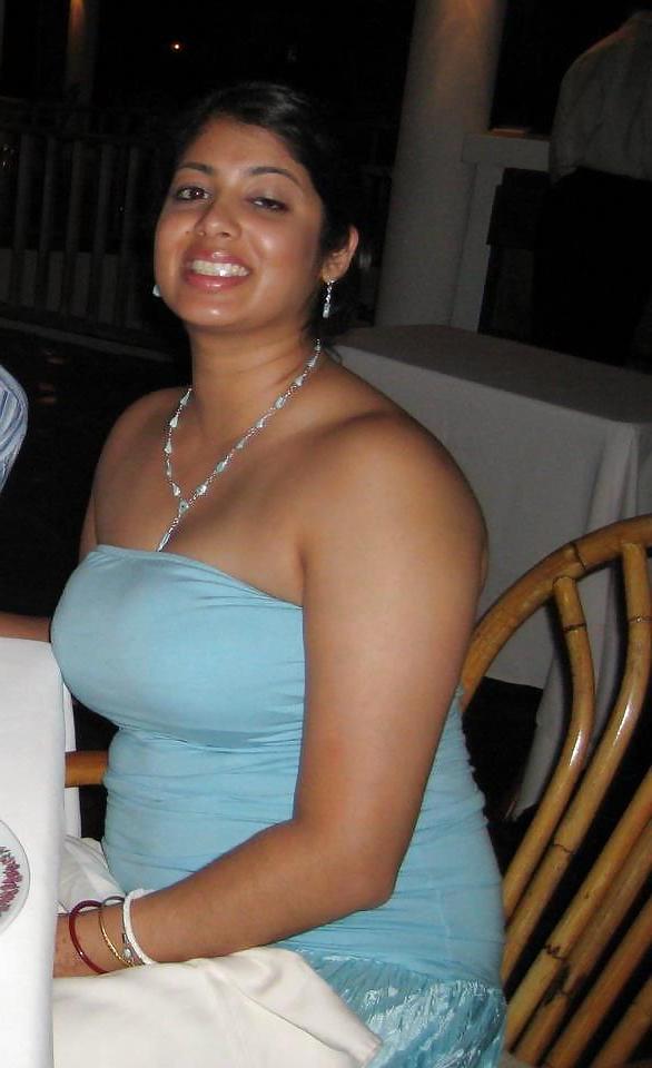 25P Indian ladies showing cleavage