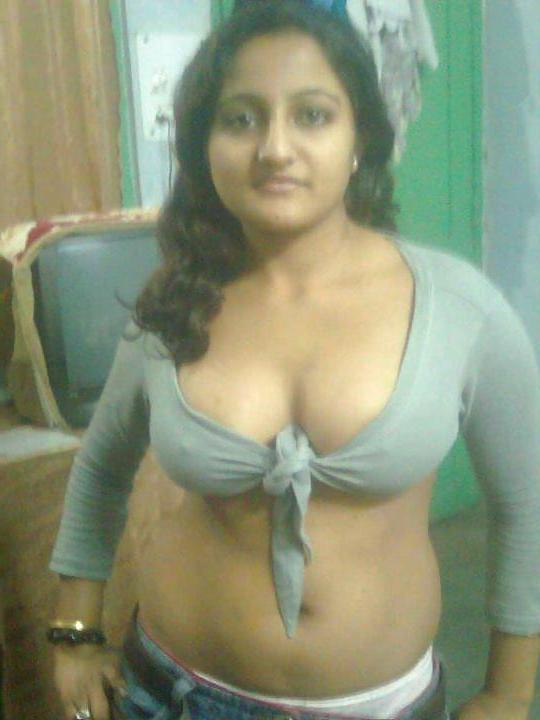 25P Indian ladies showing cleavage