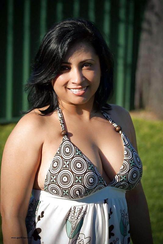 25P Indian ladies showing cleavage