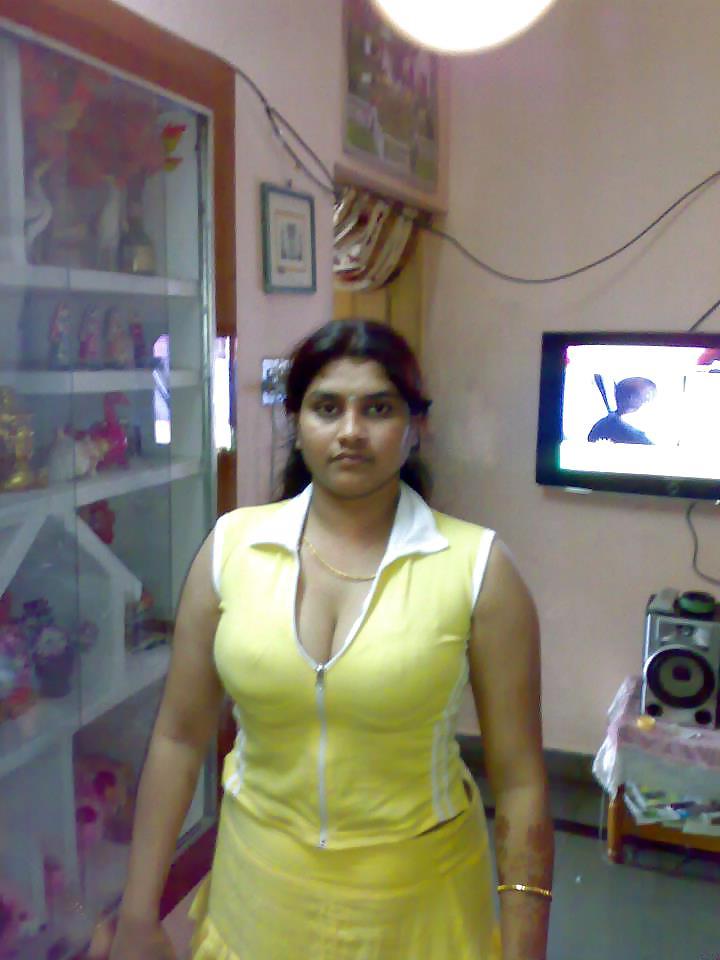 25P Indian ladies showing cleavage