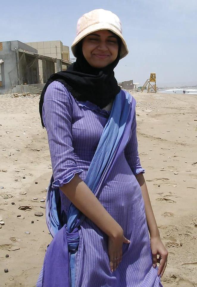 25P Indian ladies showing cleavage