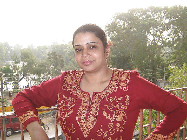 25P Indian ladies showing cleavage