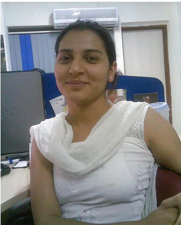 25P Indian ladies showing cleavage