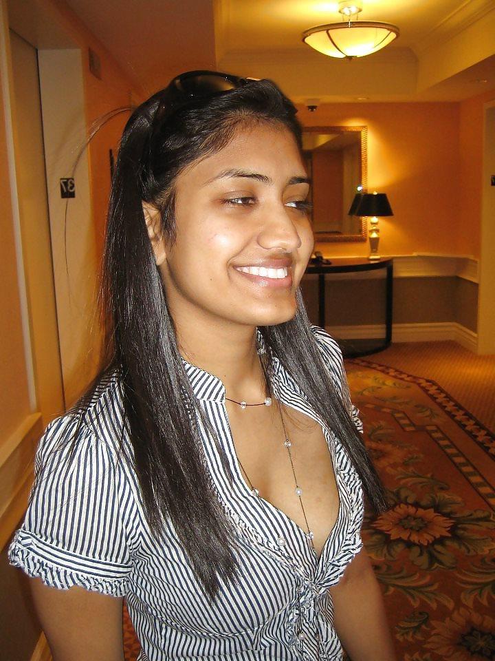 25P Indian ladies showing cleavage
