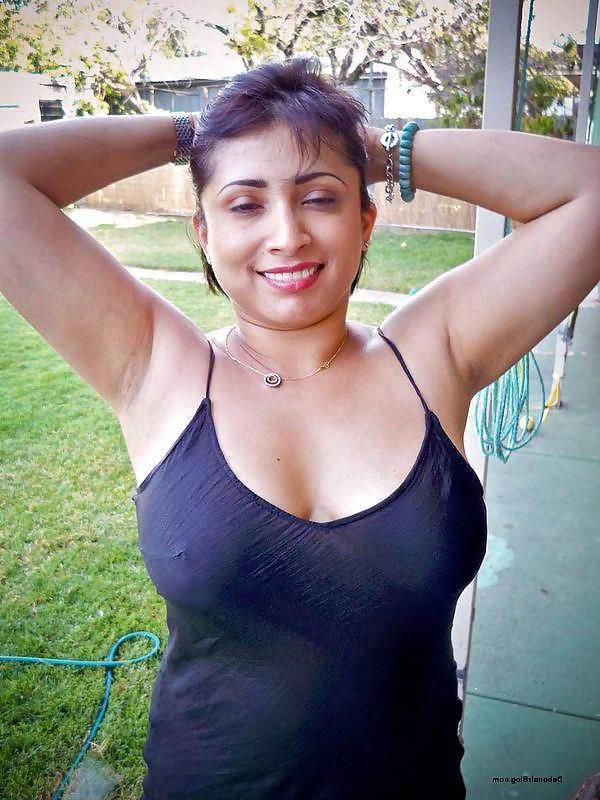 25P Indian ladies showing cleavage