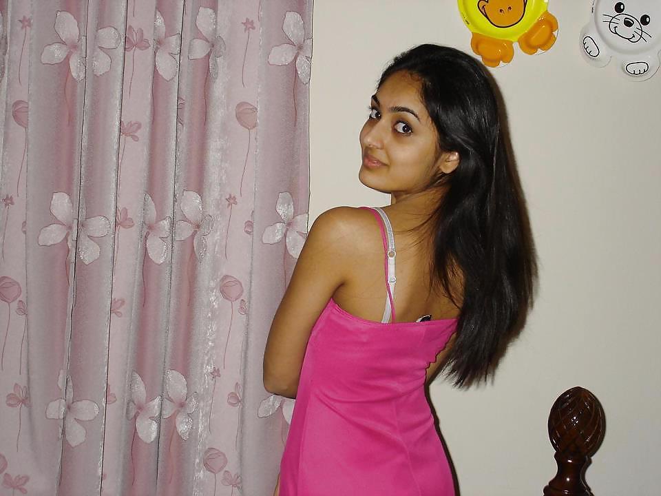 25P Indian ladies showing cleavage