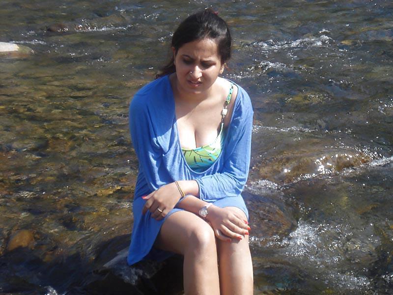 25P Indian ladies showing cleavage