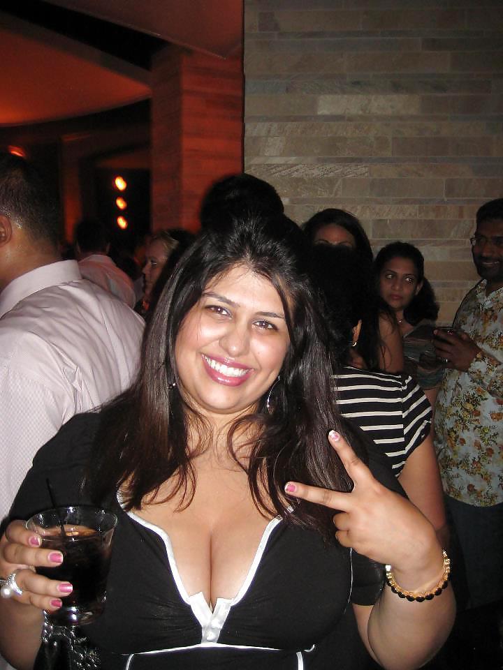 25P Indian ladies showing cleavage