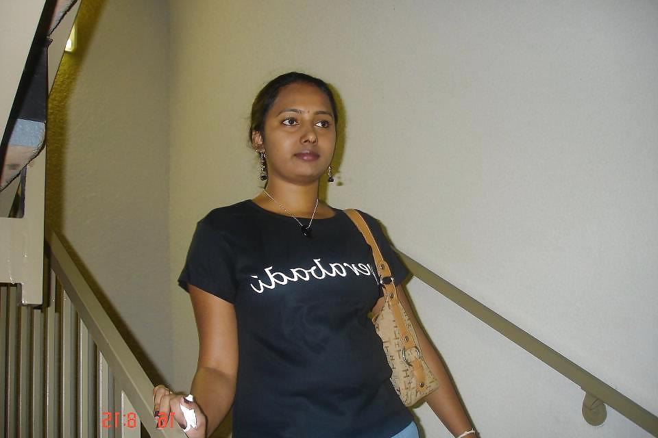 25P Indian ladies showing cleavage