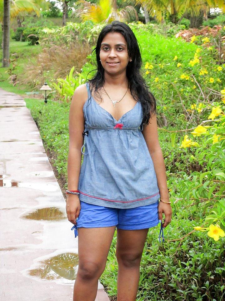 25P Indian ladies showing cleavage