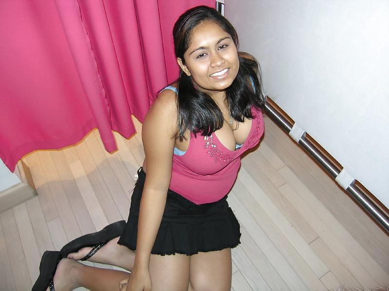25P Indian ladies showing cleavage