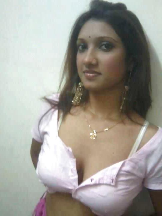 25P Indian ladies showing cleavage