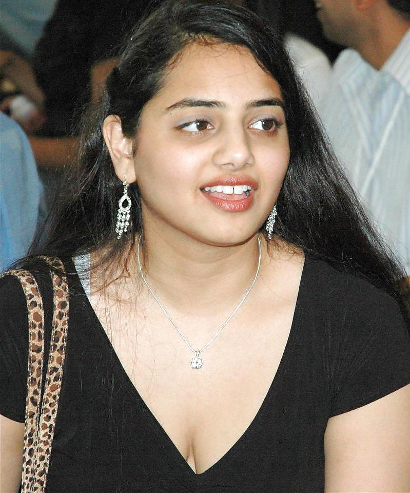 25P Indian ladies showing cleavage