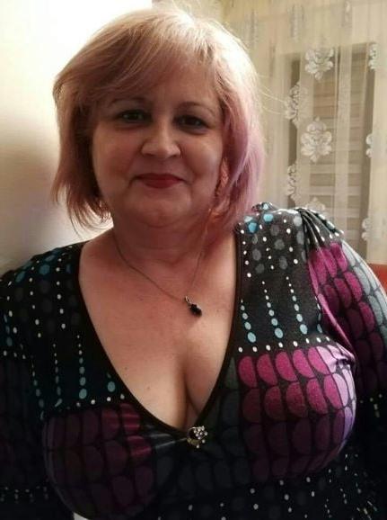 20P Mature ladies braless cleavage pokies 151
