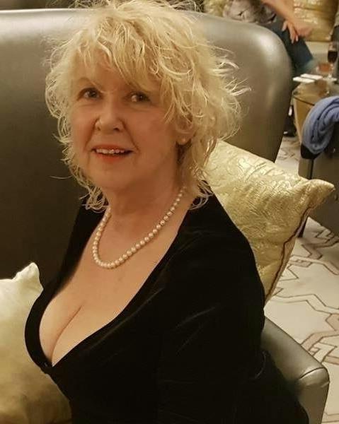 20P Mature ladies braless cleavage pokies 151