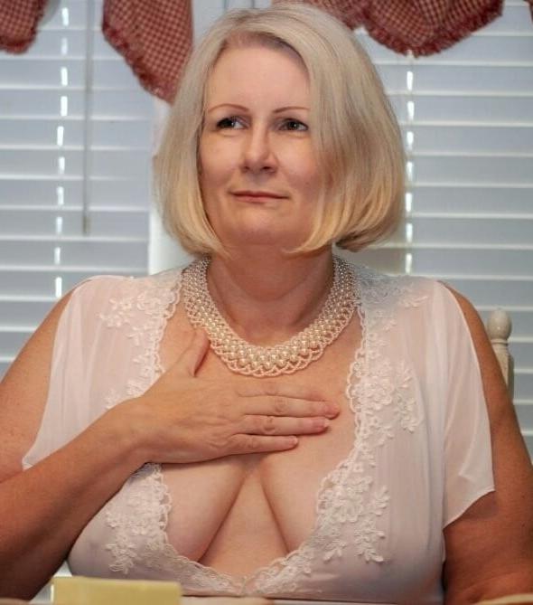 20P Mature ladies braless cleavage pokies 151