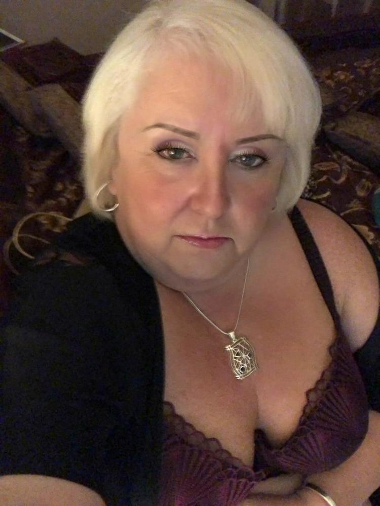 20P Mature ladies braless cleavage pokies 151