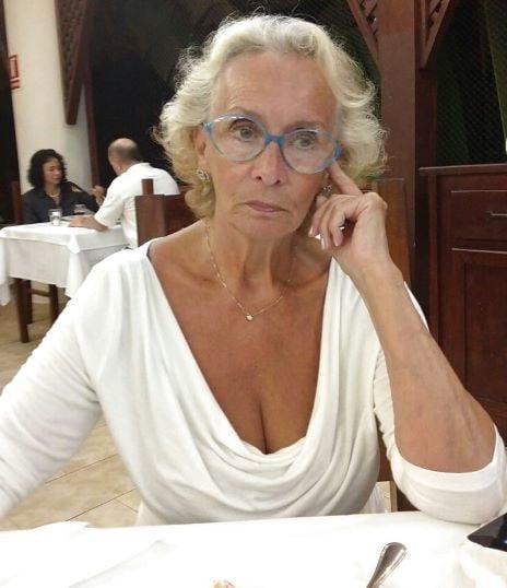 20P Mature ladies braless cleavage pokies 151