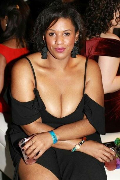 20P Mature ladies braless cleavage pokies 151