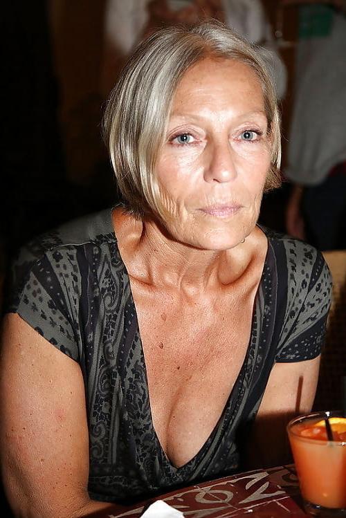20P Mature ladies braless cleavage pokies 151
