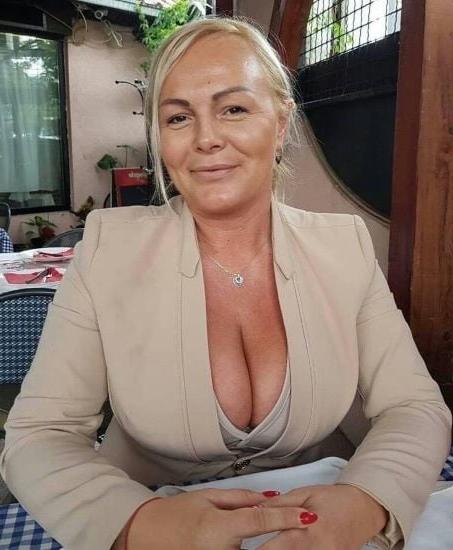 20P Mature ladies braless cleavage pokies 151