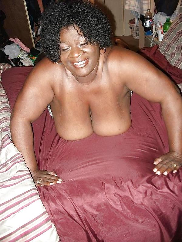 25P Black Mom With Huge Juggs In Action