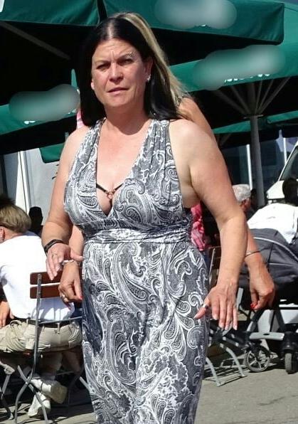 20P Mature ladies braless cleavage pokies 150