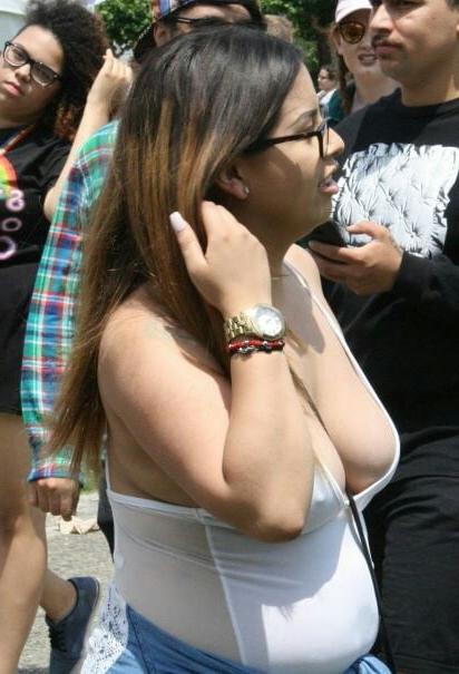 20P Mature ladies braless cleavage pokies 150