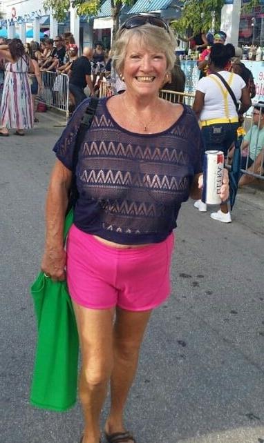 20P Mature ladies braless cleavage pokies 150
