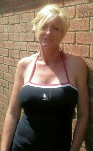 20P Mature ladies braless cleavage pokies 150