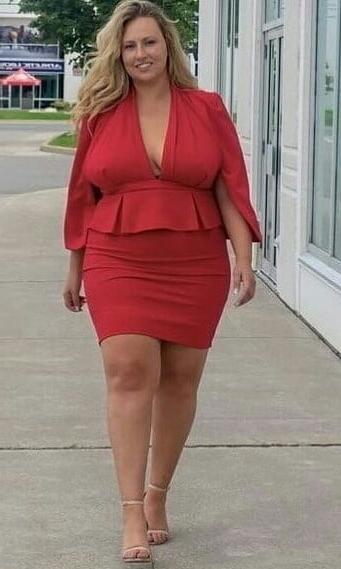 20P Mature ladies braless cleavage pokies 150