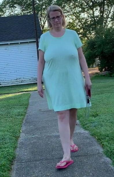 20P Mature ladies braless cleavage pokies 150