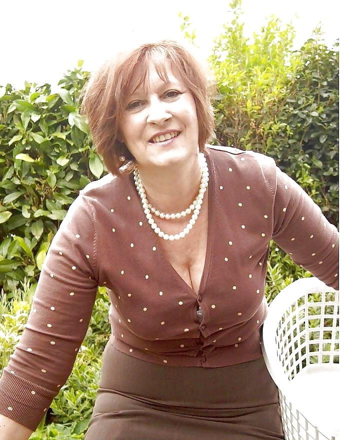 20P Mature ladies braless cleavage pokies 150