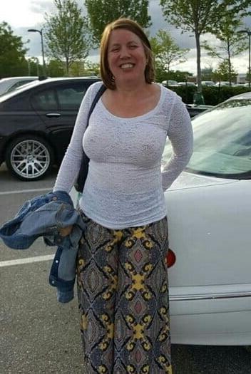 20P Mature ladies braless cleavage pokies 150
