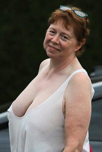 20P Mature ladies braless cleavage pokies 150
