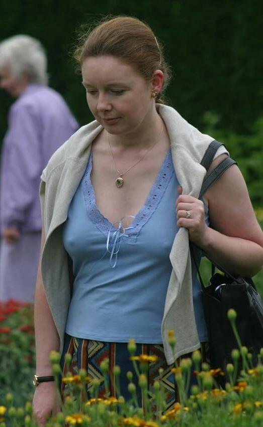 20P Mature ladies braless cleavage pokies 150