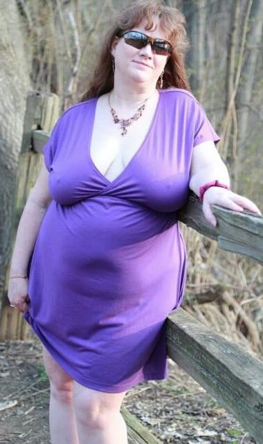 20P Mature ladies braless cleavage pokies 150