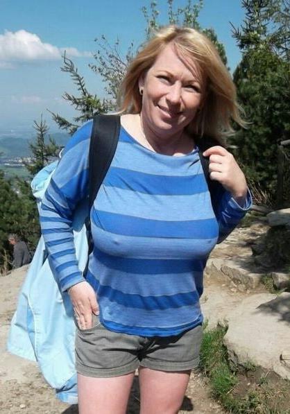 20P Mature ladies braless cleavage pokies 150